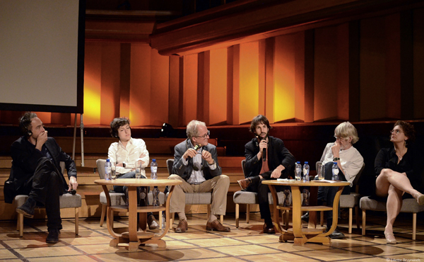 Raphaël Glucksmann, Agathe Cagé, Paul Dekker, Dries Gysels, Philippe Van Parijs en Tine De Moor debatteren, in Flagey, over de politieke vervreemding van jongeren en de nood aan revitalisering van collectieve actie. 