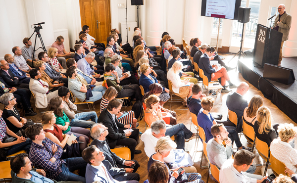 De voorzitter van de Stichting P&V, Olivier Servais, spreekt een volle zaal toe in BOZAR tijdens het debat “Revolution@work” georganiseerd door de Stichting P&V over de toekomst van werk. 